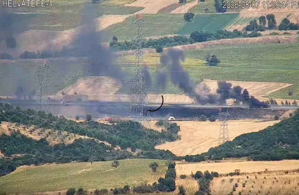 Seyir halindeki araç alev aldı, yangın otluk alana sıçradı