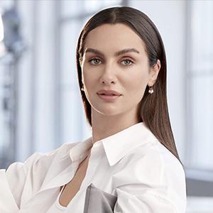 Birce Akalay, dizi setinde fenalaştı