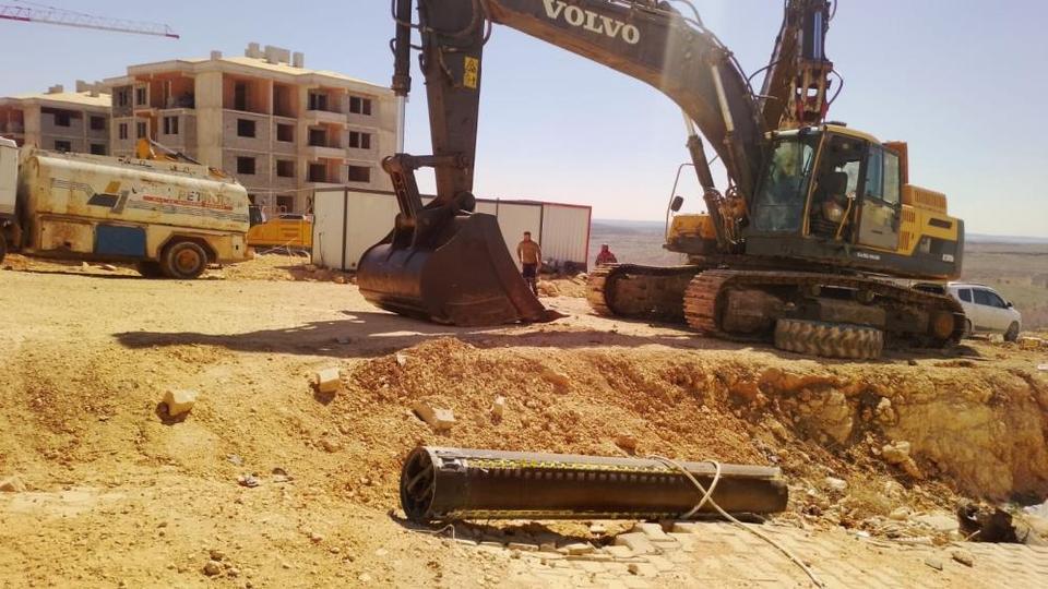 Son dakika! Türkiye’de bir mahalleye füze parçaları düştü