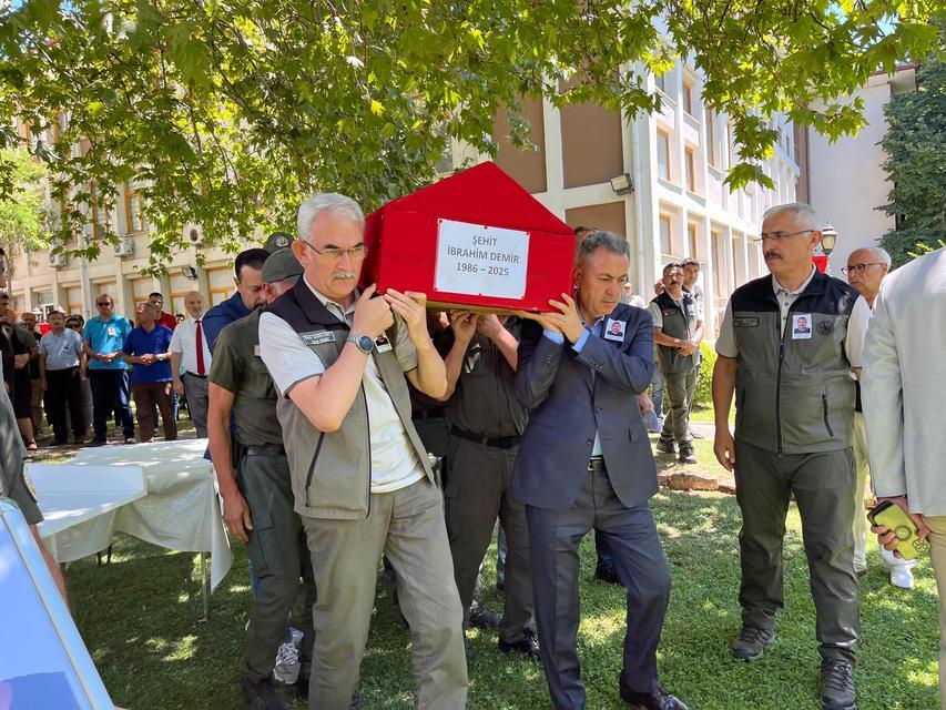 İZMİR'DEKİ YANGINDA ŞEHİT OLAN ORMAN PERSONELİNİN CENAZESİ TÖRENLE MEMLEKETİNE UĞURLANDI