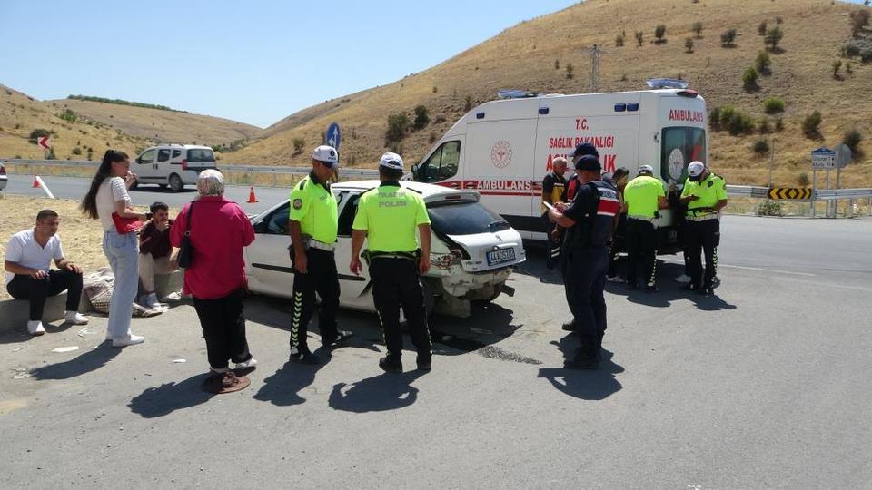 Otomobiller çarpıştı: 1 ölü, 4 yaralı