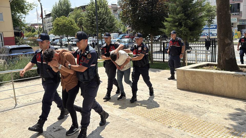 Kuzenlerine cinsel istismarda bulunduğu iddia edilen 2 kişiden biri tutuklandı