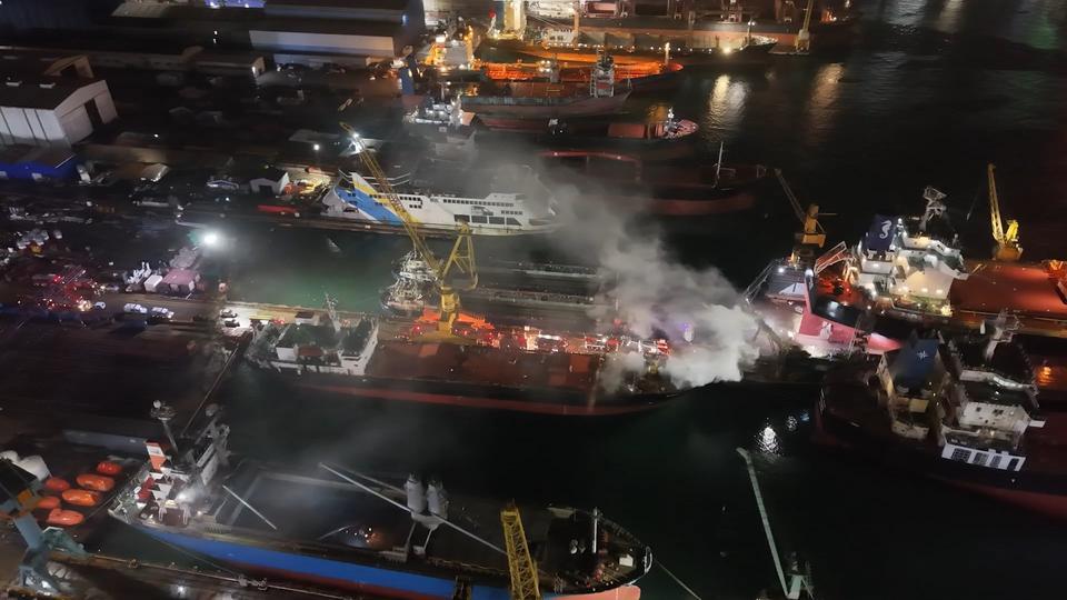 Kuru yük gemisinde yangın çıktı