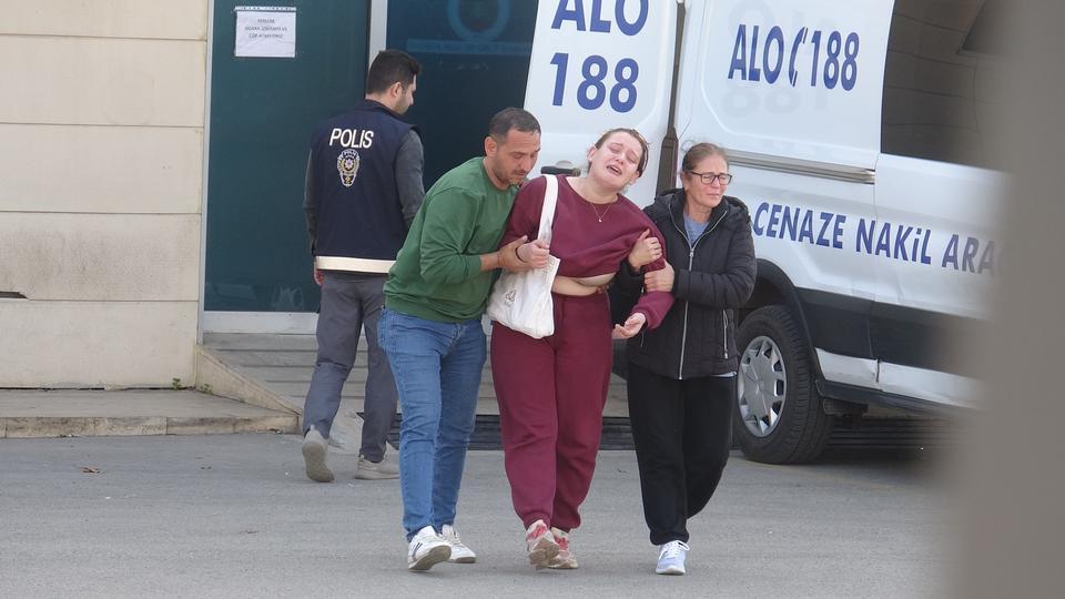 KIZININ ÖLÜM HABERİ İLE YIKILAN ANNE AYAKTA DURMAKTA ZORLANDI KIZININ TABUTUNU CENAZE ARACINA YÜKLEYEN BABA ÜZÜNTÜYE DAHA FAZLA DAYANAMAYARAK BİR ANDA YERE YIĞILDI KOCASI TARAFINDAN SATIRLA ÖLDÜRÜLEN GENÇ HEMŞİRENİN CENAZESİ ALINDI
