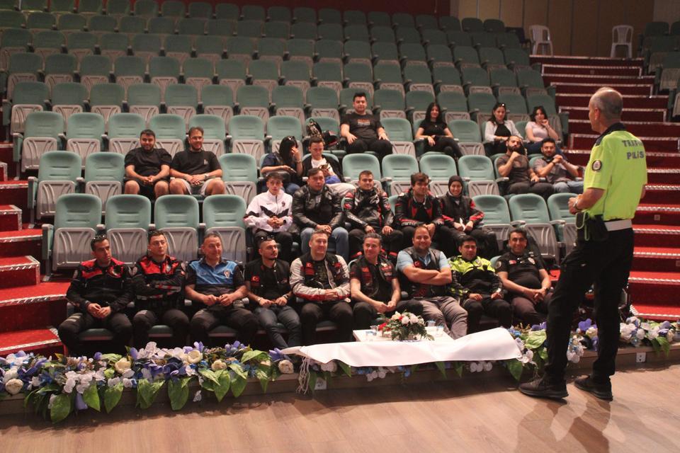 Üniversite öğrencilerine güvenli sürüş eğitimi verildi