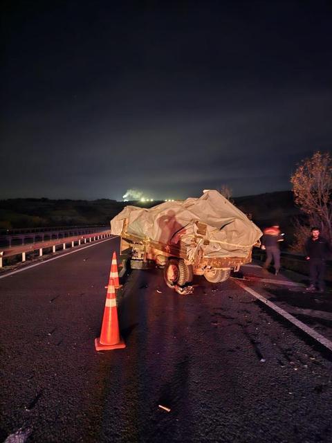 Traktörle hafif ticari araç çarpıştı: 5 yaralı