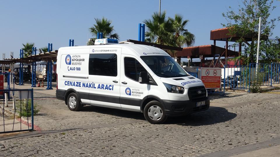 MANZARA İZLEYEN VATANDAŞLAR FARK ETTİ, DENİZDE ERKEK CESEDİ BULUNDU ÜZERİNDEN KİMLİK ÇIKMAYAN 40-45'Lİ YAŞLARDAKİ CESET, ÖLÜM NEDENİ ARAŞTIRILMAK ÜZERE ADLİ TIP MORGUNA KALDIRILDI
