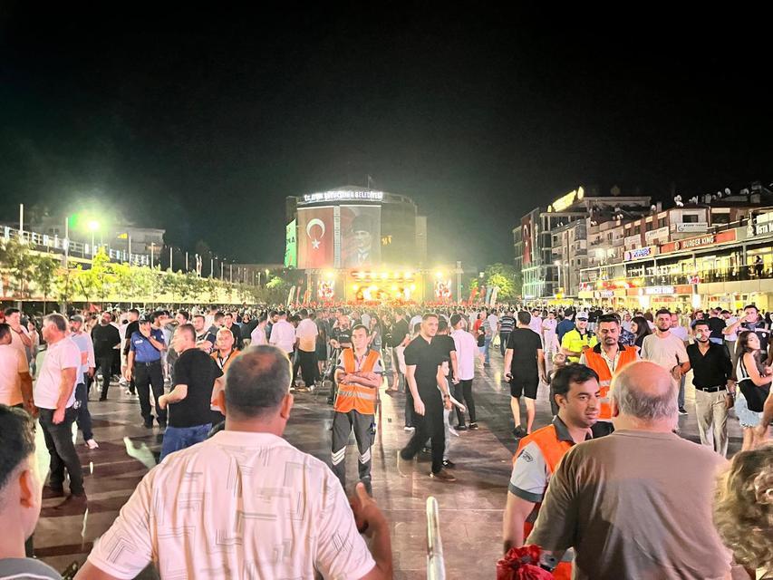 Aydın'da konser krizi: Belediye personeli zorla meydana getirildi