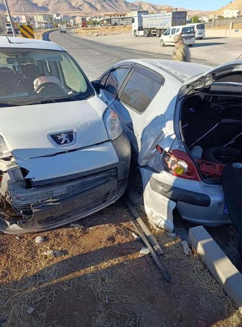 İki otomobil çarpıştı: 1 yaralı