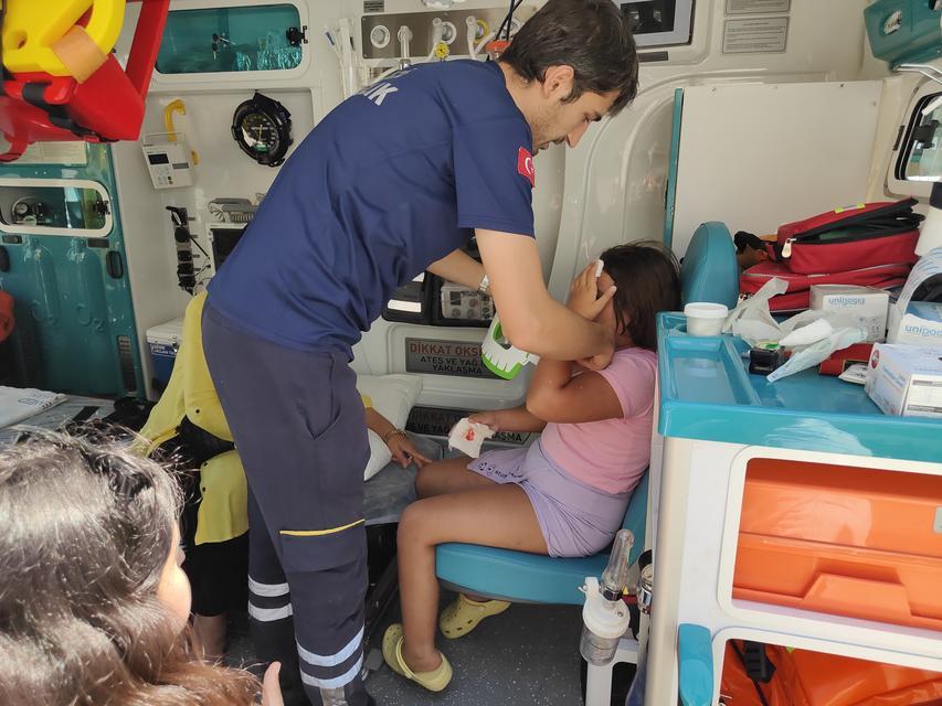 KUŞADASI'NDA FRENİ TUTMAYAN ARAÇ KAZAYA NEDEN OLDU: 5 YARALI