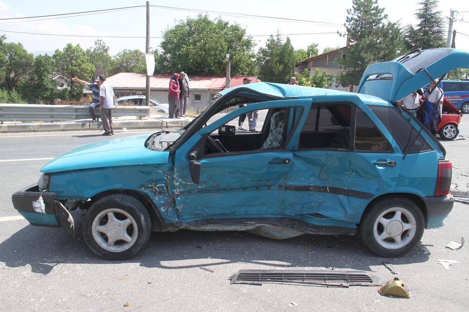 Otomobiller çarpıştı: 4 yaralı