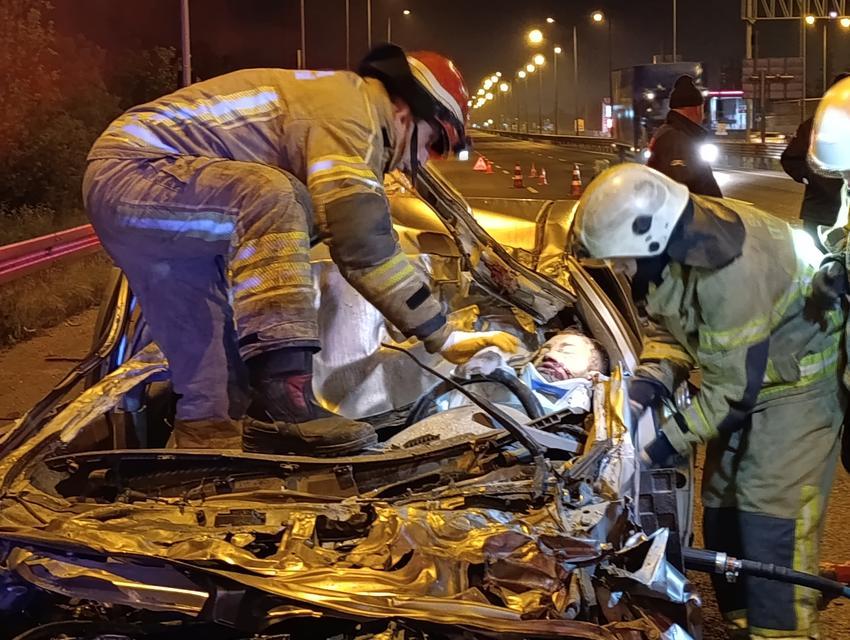 Otomobil kamyonun altına girdi, sürücü ağır yaralandı