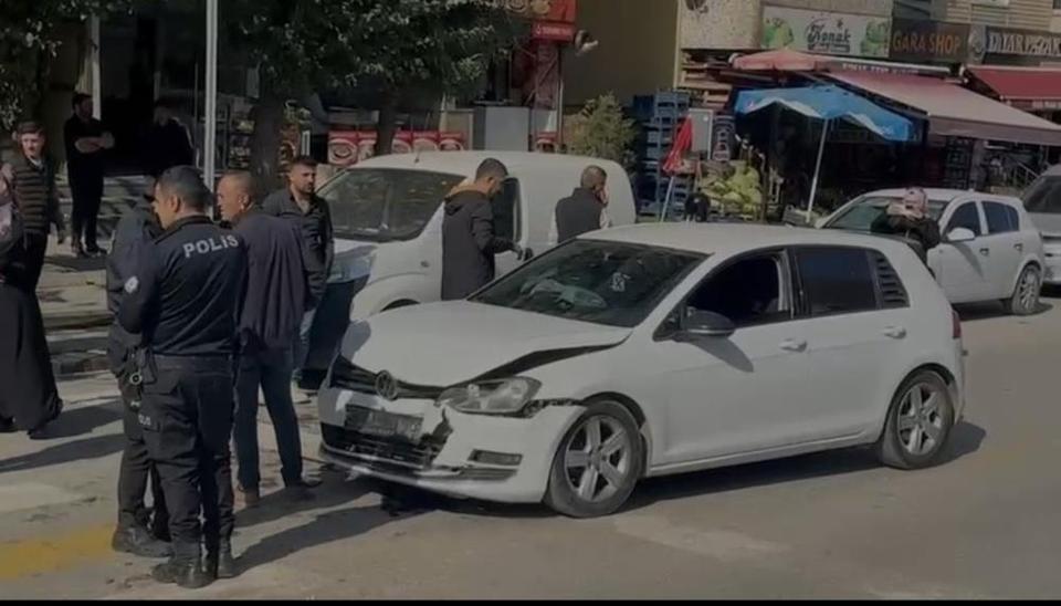 İki otomobil çarpıştı: 2 yaralı