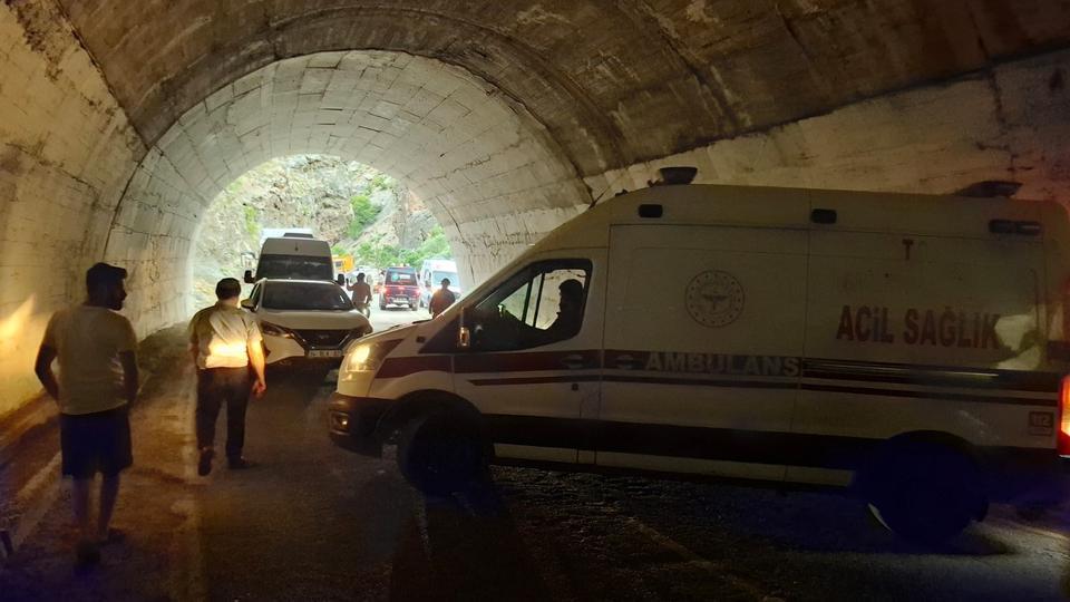 Tünelde trafik kazası: Yaralılar var