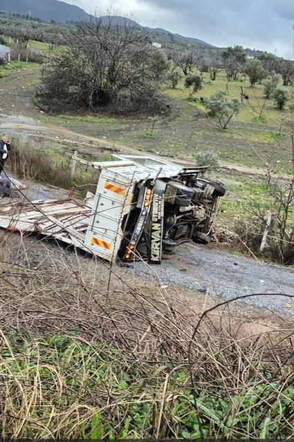 KONTROLDEN ÇIKAN KAMYON TALİ YOLA UÇTU: 1 ÖLÜ, 1 YARALI