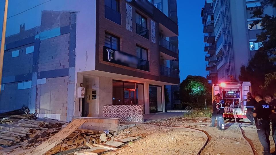 Apartmanın çatısından kara dumanların yükseldiğini gören vatandaşlar, durumu 112 Acil Çağrı Merkezi'ne bildirdi. İhbar üzerine bölgeye polis, sağlık ve itfaiye ekipleri sevk edildi. Ev yangını ihbarı üzerine olay yerine çok sayıda itfaiye ekibi sevk edilirken, gerçek ekipleri gelmesiyle ortaya çıktı.