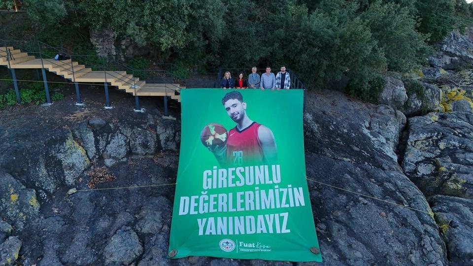 Giresun Adası'nda, Alperen Şengün'e onur posteri
