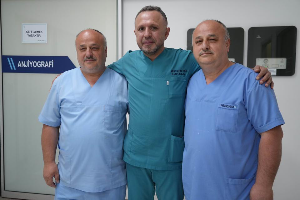 AYNI HASTANEDE ÇALIŞAN İKİZLERİ GÖRENLER 'GÖZLERİNİ OVALIYOR' 54 YAŞINDAKİ TEK YUMURTA İKİZLERİNİ PERSONEL, HASTA VE HASTA YAKINLARI AYIRT EDEMİYOR