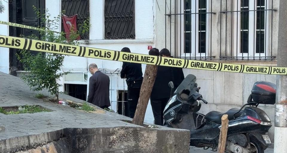 Apartman dairesinde ölü bulundu