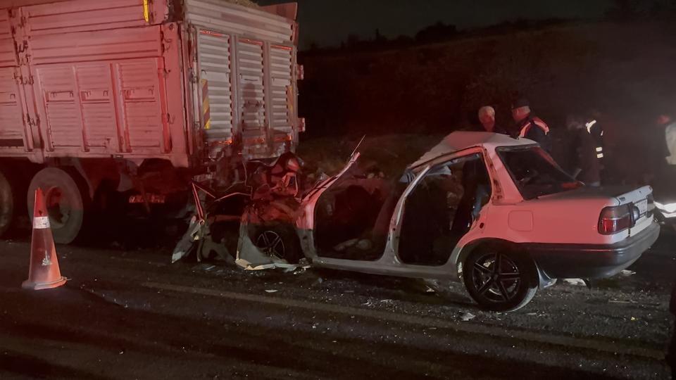 Otomobil kamyona arkadan çarptı: 3 ölü