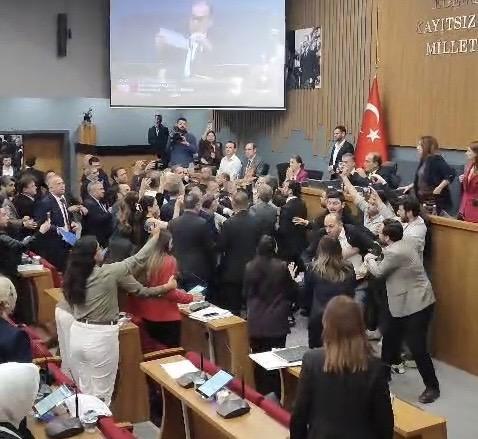 Büyükşehir Belediyesi Meclis Toplantısında arbede