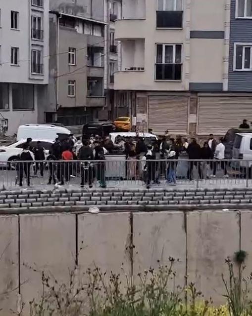 ESENYURT'TA  DÜĞÜNDE SİLAHLAR KONUŞTU: ÇOK SAYIDA YARALI VE GÖZALTILAR VAR ESENYURT'TA MAHALLE DÜĞÜNÜ SAVAŞ ALANINA DÖNDÜ: POLİSE MUKAVEMET GÖSTERDİLER