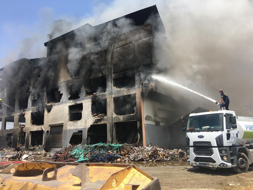 AYDIN OSB'DEKİ YANGINDA 2 İTFAİYE PERSONELİ DUMANDAN ETKİLENDİ