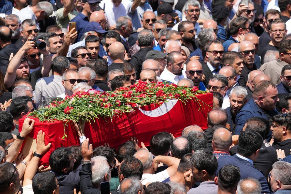 BİNLERCE MANİSALI, FERDİ BAŞKANLARINI GÖZYAŞLARIYLA UĞURLADI MANİSA TARİHİNİN EN KALABALIK CENAZE TÖRENİNDE GÖZYAŞLARI SEL OLDU