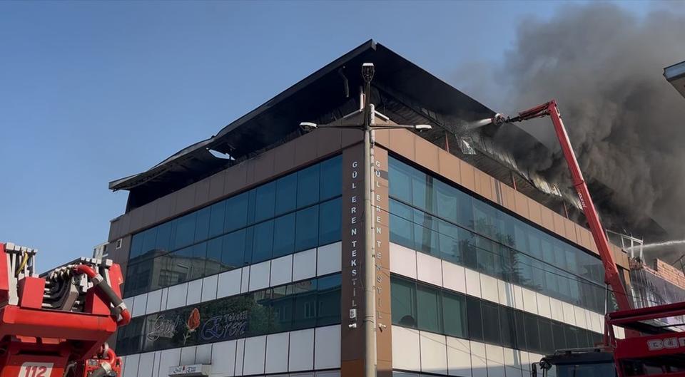 Yangın yerinde ortalık karıştı, itfaiyeci darp edildi