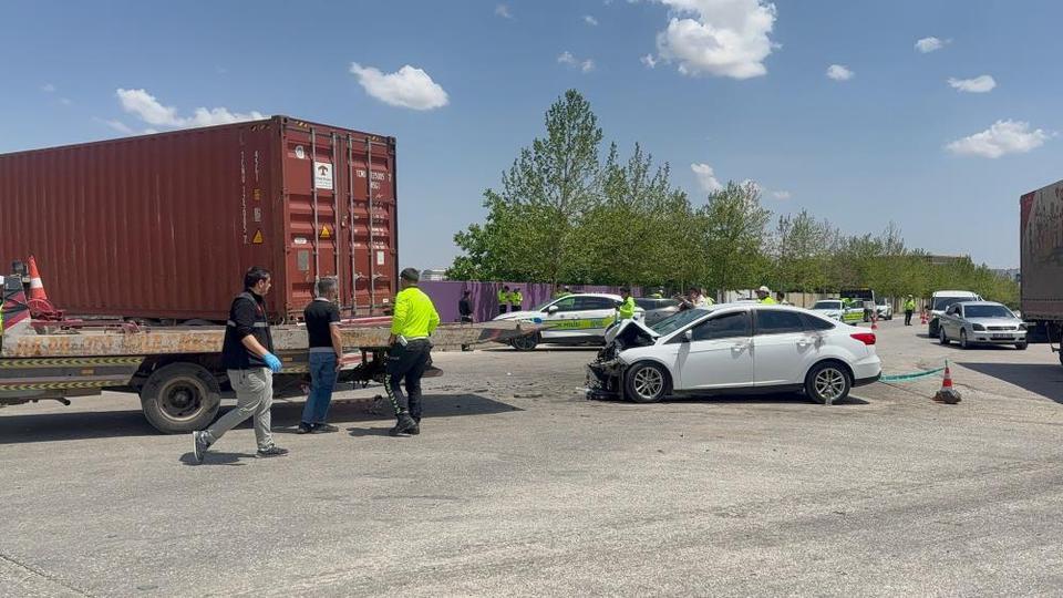 Otomobil tıra arkadan çarptı: 1 ölü, 4 yaralı