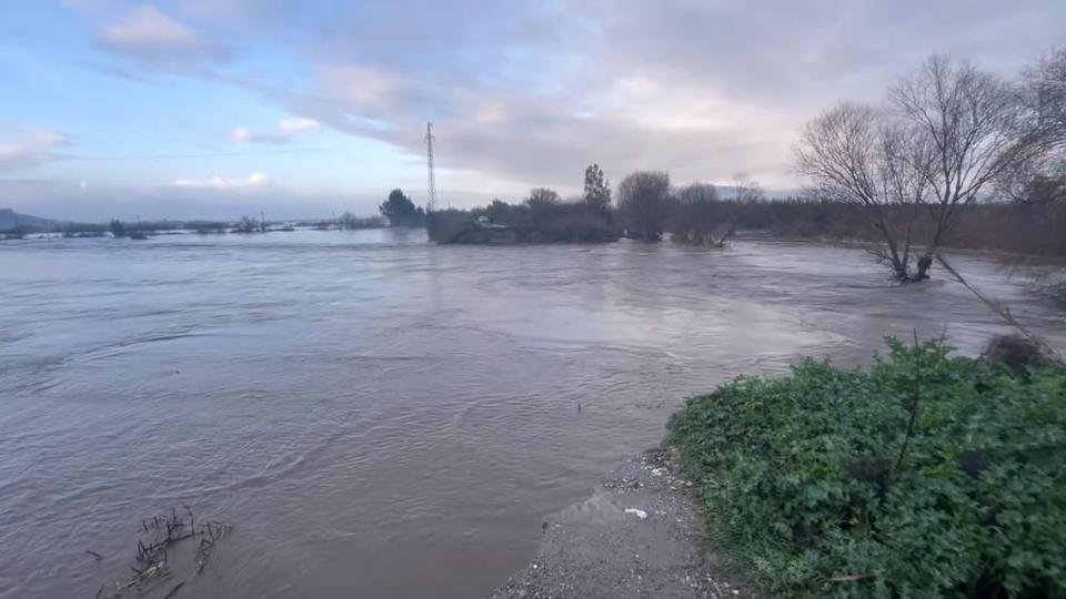 Sarıçay taştı, Bağarası'nda tarım arazileri sular altında kaldı