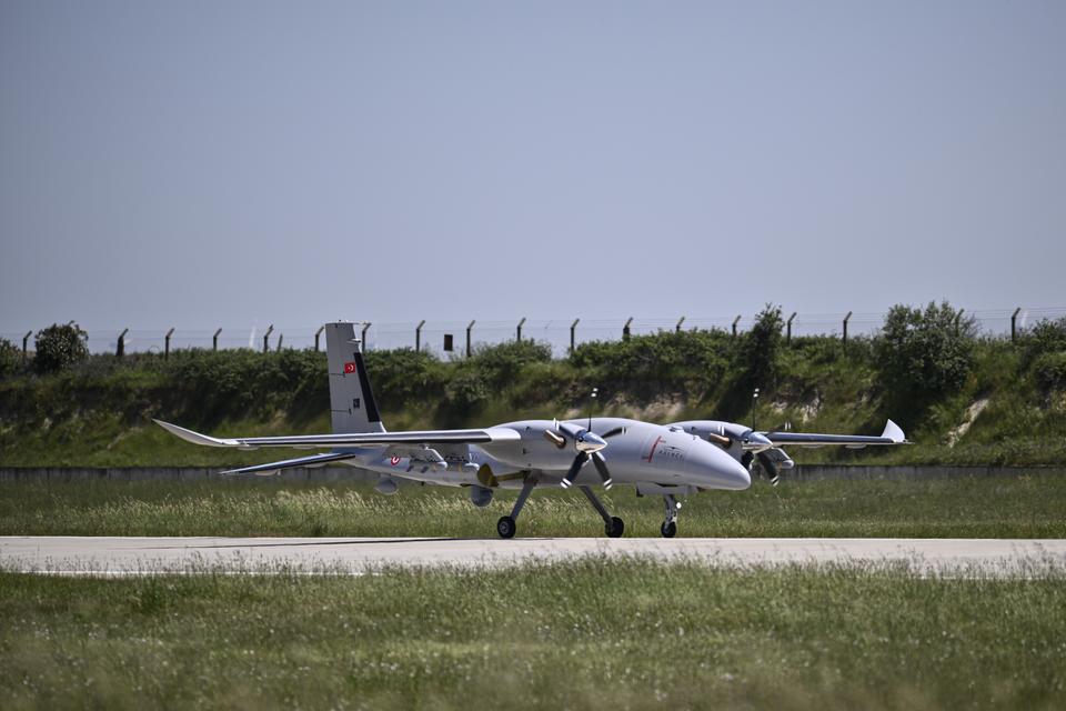 Testin ikinci aşamasında ise milli TİHA, MAM-L ile deniz üstünde seyreden Albatros İDA’yı (İnsansız Deniz Aracı) yine 30 bin feet irtifadan başarıyla imha etti. Bayraktar AKINCI, deniz hedeflerine karşı gerçekleştirdiği başarılı atış testleri ile mavi vatandaki etkisini gözler önüne serdi.