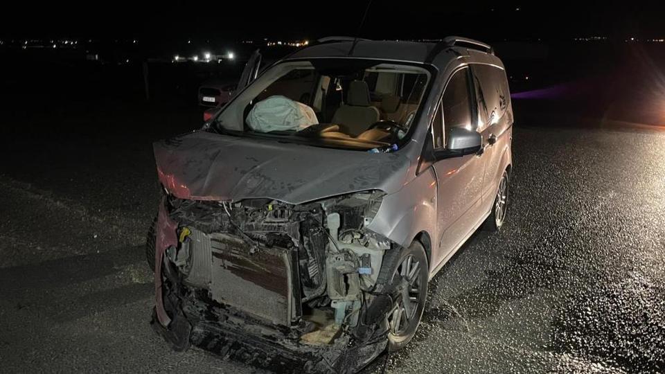 Hafif ticari araçla otomobil çarpıştı: 2'si çocuk 4 yaralı