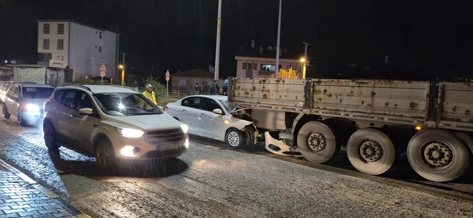 Otomobil tırın dorsesine saplandı