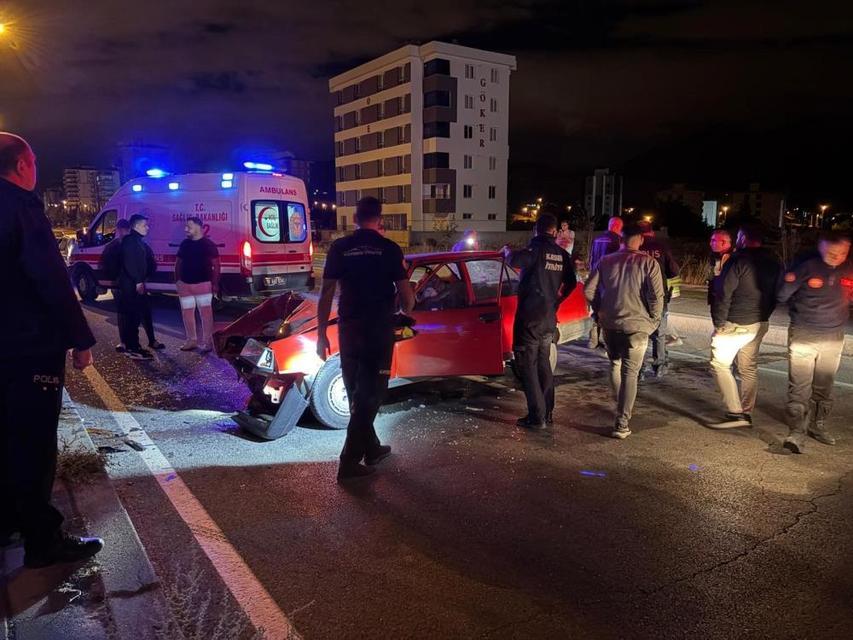 Aydınlatma direğine çarpan sürücü otomobilde sıkıştı: 3 yaralı