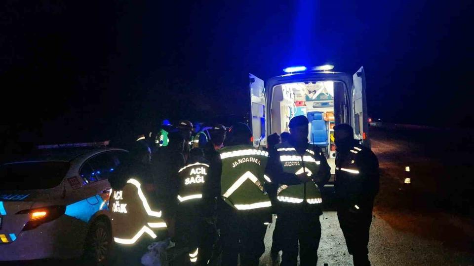 ADANA’DA DÜZENLENEN PORTAKAL ÇİÇEĞİ KARNAVALI’NA KATILDIKTAN SONRA SAMSUN’A DÖNMEK İSTEYEN VATANDAŞLARI TAŞIYAN OTOBÜSÜN, ÇORUM’DA ŞARAMPOLDE YAN YATMASI NETİCESİNDE MEYDANA GELEN KAZADA 15 KİŞİ YARALANDI. (İBRAHİM GÜNDUGAN - MEHMET CAN KÖR/ÇORUM-İHA)