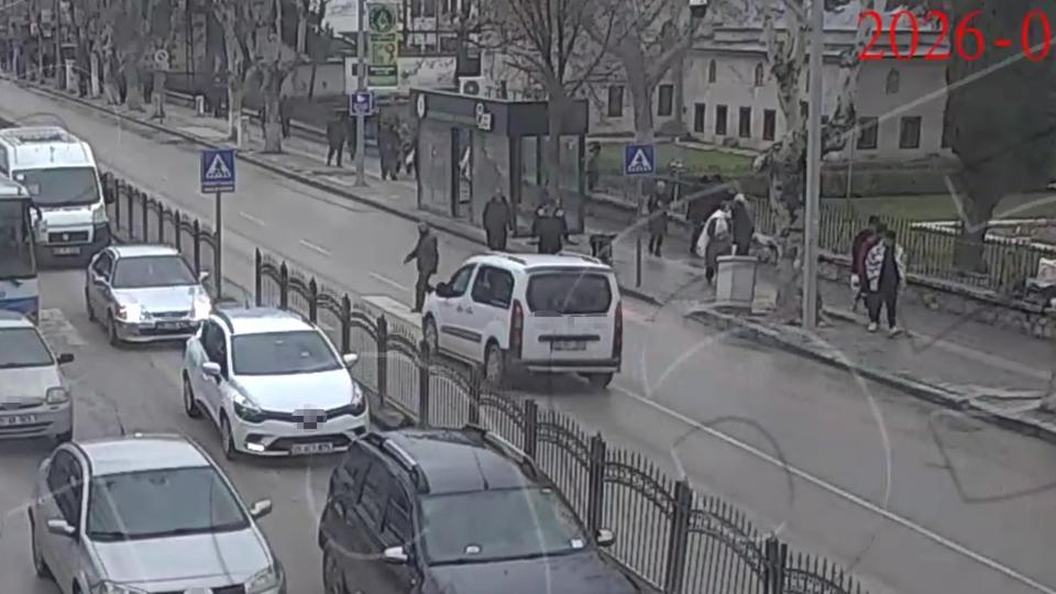 Yaya geçidinden geçerken araç çarptı