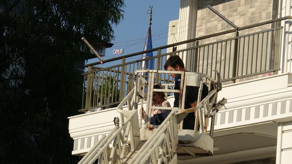 EVİN KAPI KİLİDİ ARIZALANDI, EVDE MAHSUR 2 ÇOCUĞU İTFAİYE KURTARDI