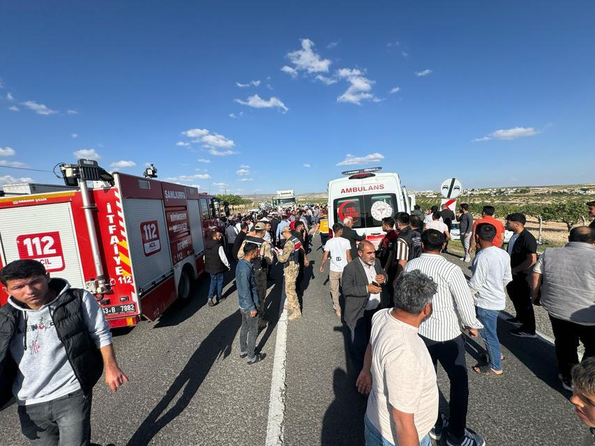 ŞANLIURFA'DA OTOMOBİLLER ÇARPIŞTI: 2'Sİ AĞIR 5 YARALI