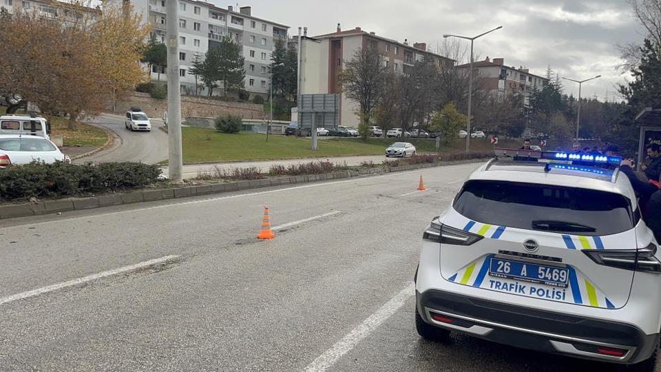 Refüjde bekleyen kadınlara iki araç arka arkaya çarptı: 1 ölü, 1 yaralı