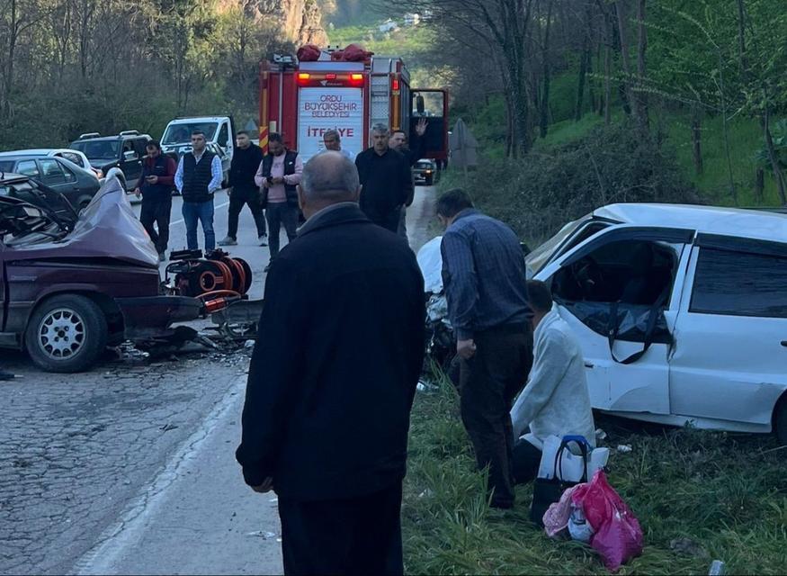 ORDU'DA İKİ OTOMOBİL KAFA KAFAYA ÇARPIŞTI: 9 YARALI