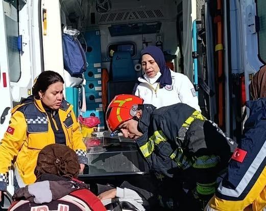 Devrilen traktörün sürücüsü yaralı olarak kurtarıldı