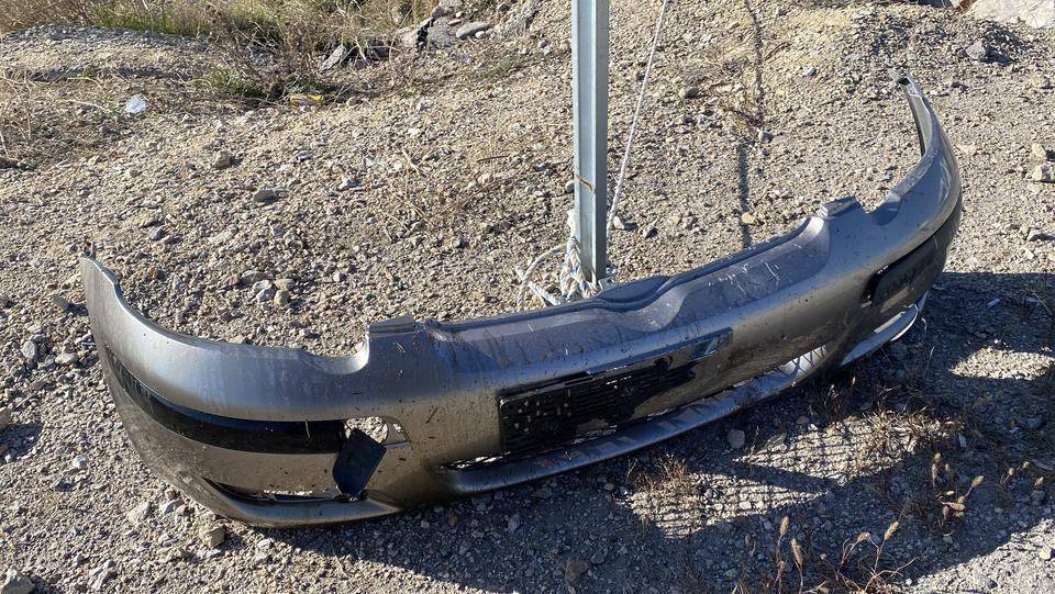 Yoldan çıkan otomobil taşlık alanda asılı kaldı