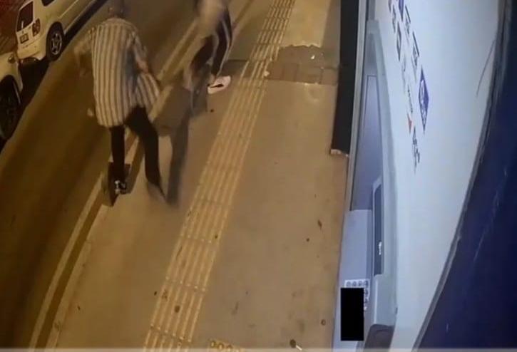 SIRA BEKLER GİBİ YAPTI, ATM'DEN PARA ÇEKEN EMEKLİYİ GASP ETTİ İZMİR'DE ATM'DEN EMEKLİ PARASINI ÇEKEN YAŞLI ADAMIN GASP EDİLMESİ KAMERADA