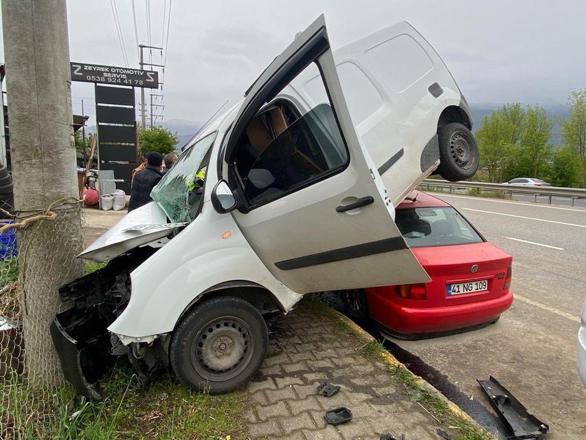 ALKOLLÜ SÜRÜCÜ TAMİRE BIRAKILAN OTOMOBİLİN ÜSTÜNE UÇTU: 3 YARALI