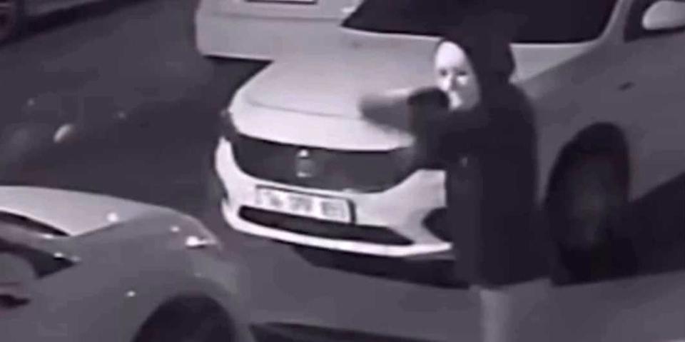 İZMİR'DE YÜZÜ MASKELİ KADIN İŞ YERİNE BÖYLE ATEŞ ETTİ