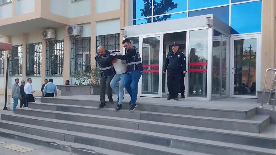 DEDESİ İLE BABAANNESİNİ ÖLDÜREN ZANLI TUTUKLANDI MERSİN'İN MUT İLÇESİNDE DEDE VE BABAANNESİNİ ÖLDÜREN ŞÜPHELİNİN MAHKEMEDE "ÖLDÜRDÜM BİR SEBEBİ YOK" DEDİĞİ ÖĞRENİLİRKEN, CEZAEVİNE GİDERKEN İSE "BANA İHANET EDENLERİN HEPSİ ÖLECEK" İFADELERİNİ KULLANDI
