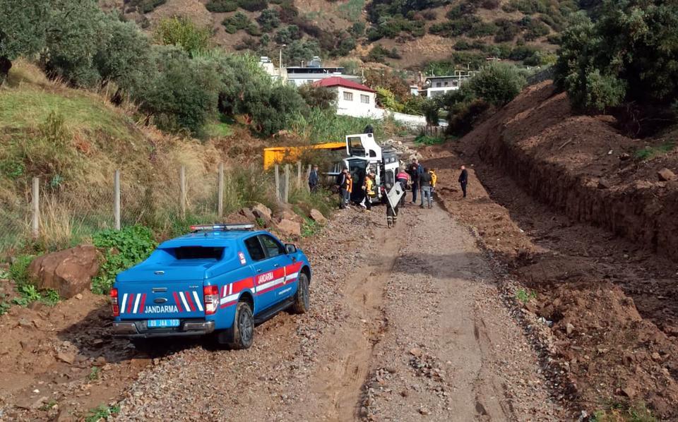 İncirliova'da devrilen kamyonun sürücüsü yaralandı