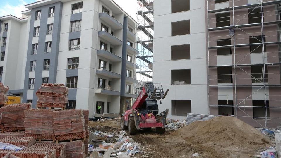 İnşaatta kafasına malzeme düşen işçi yaralandı