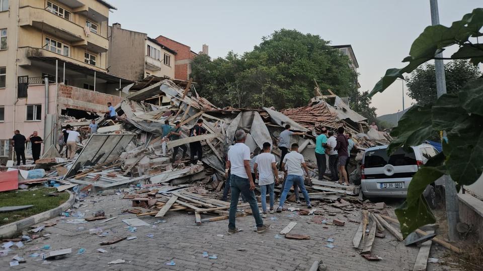 6.1'lik depremde çok sayıda bina yıkıldı
